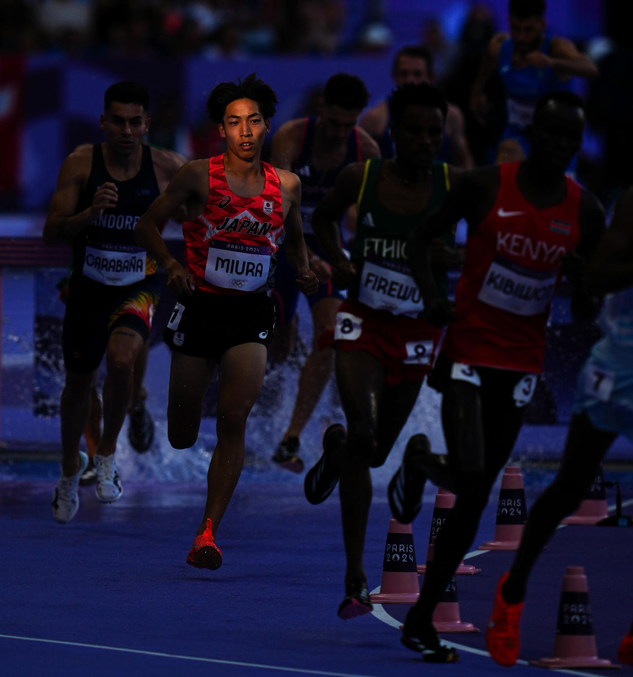 陸上男子3000メートル障害予選、力走する三浦龍司の顔に光が差し込む（撮影・垰建太）