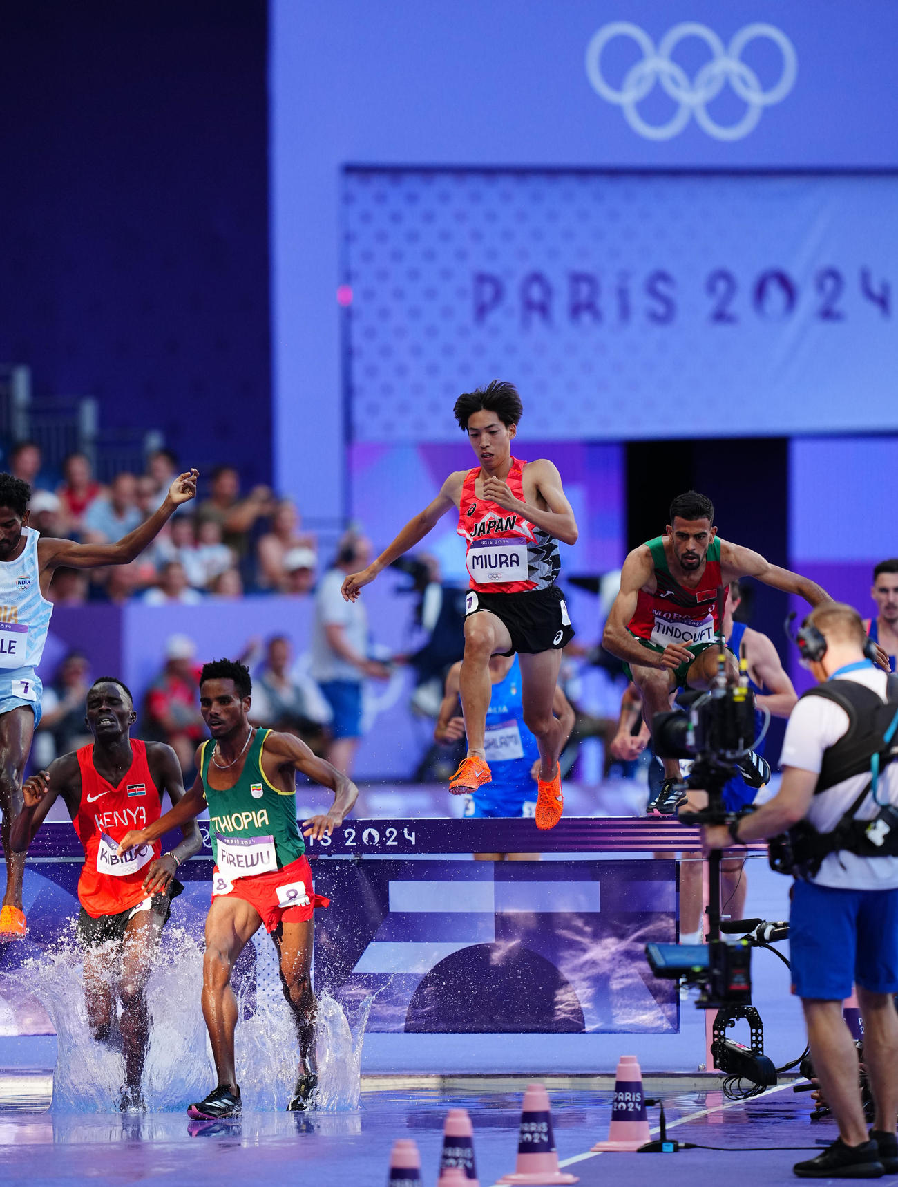 陸上男子3000メートル障害予選、力走する三浦（中央）（撮影・垰建太）