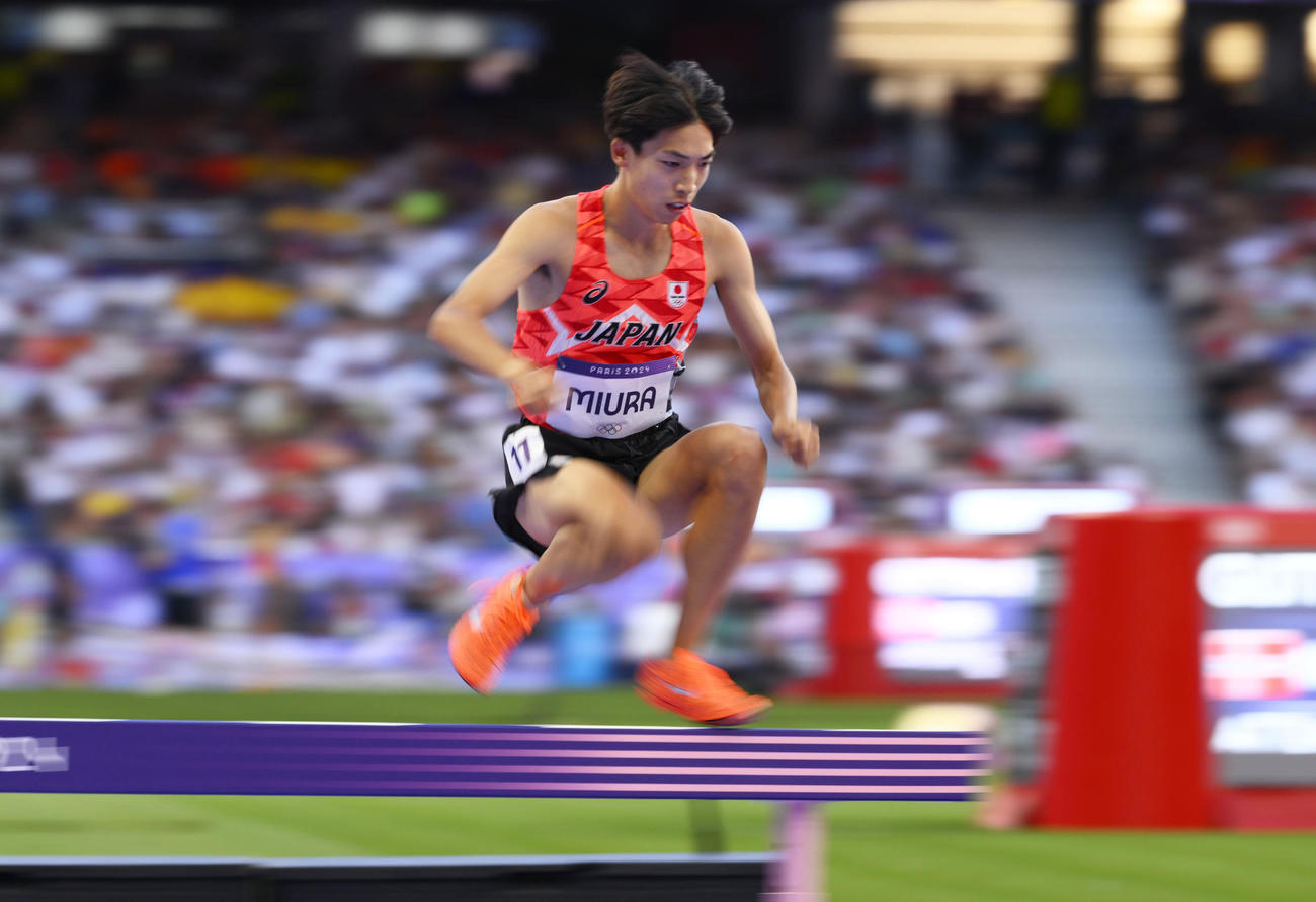 男子3000 メートル 障害予選　障害を越える三浦龍司（共同）