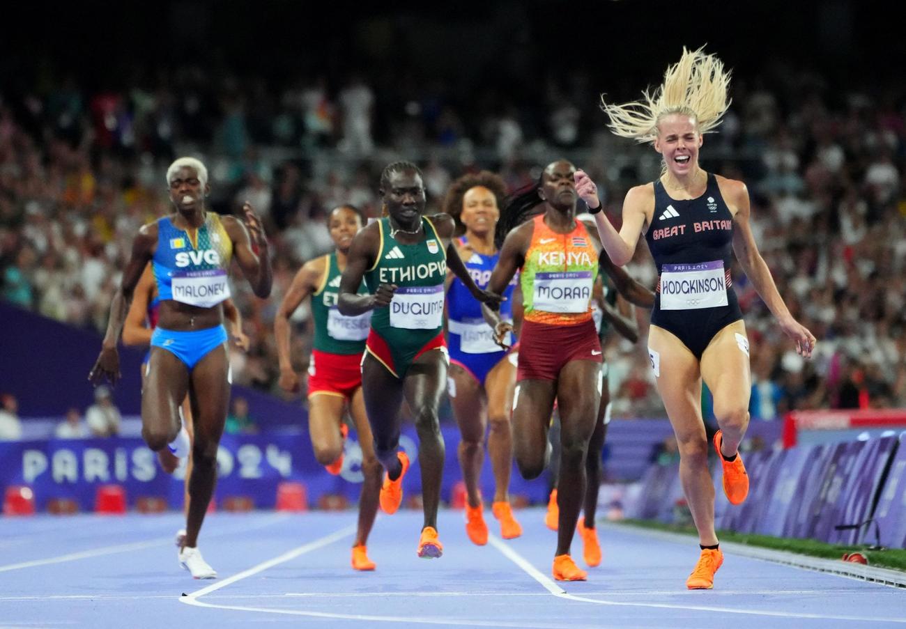 陸上女子800メートルで金メダルを獲得したキーリー・ホジキンソン（右端）（ロイター）