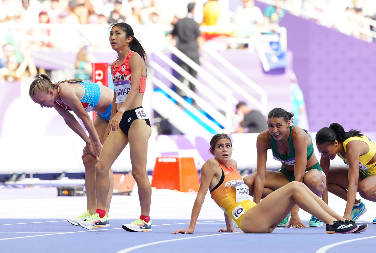 陸上の女子1500メートル予選1組で11着となった田中（左から2人目）（撮影・江口和貴）