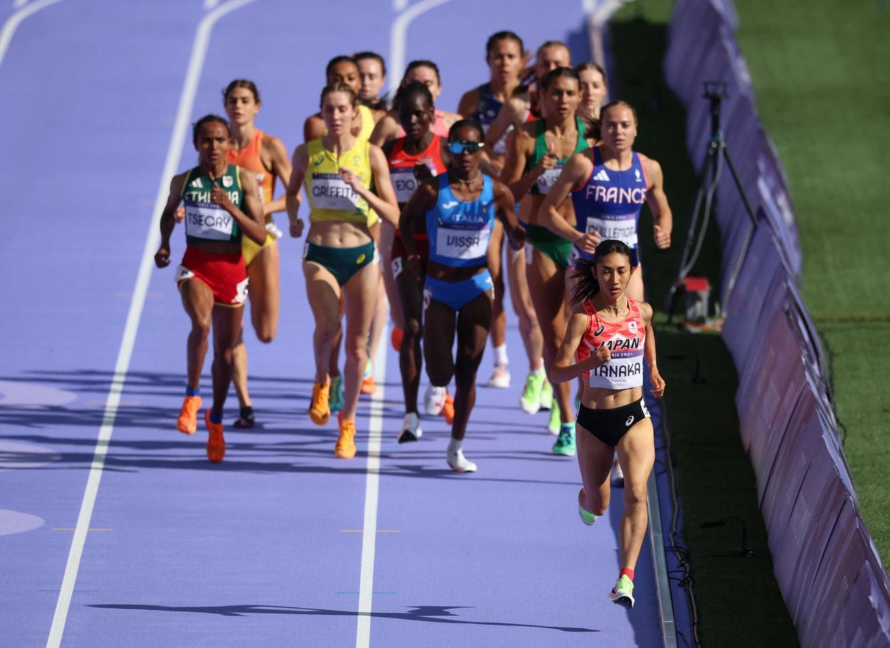 女子1500メートル予選で先頭を走る田中希実（ロイター）