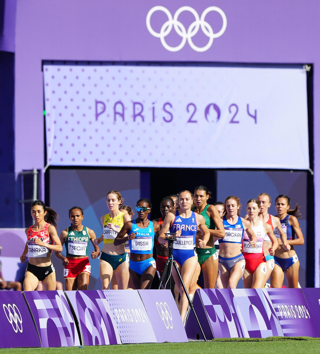 陸上の女子1500メートル予選1組先頭で周回する田中（左端）（撮影・江口和貴）