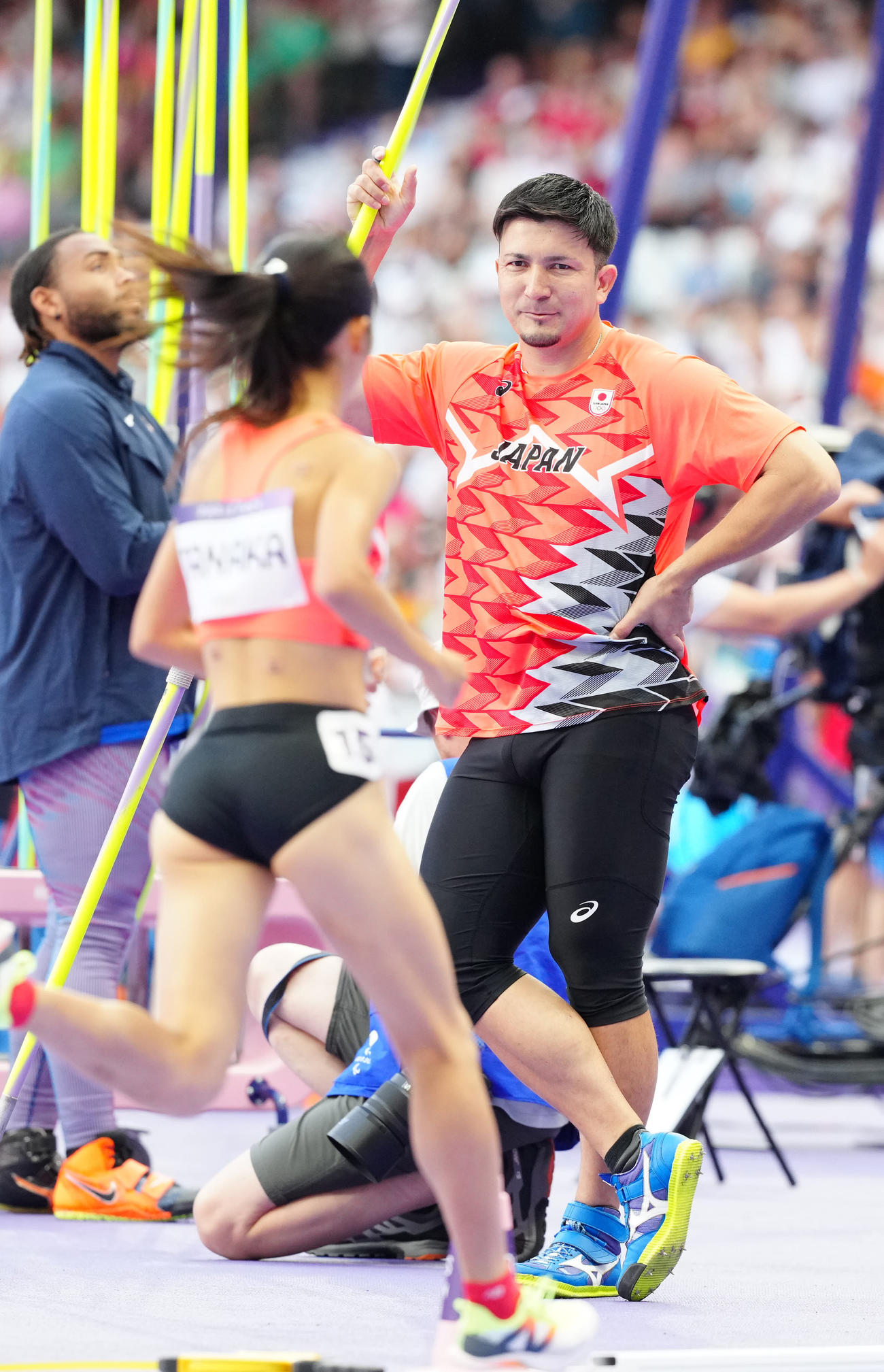 陸上の女子1500メートル予選に臨む田中（手前）を見つめるディーン（撮影・江口和貴）