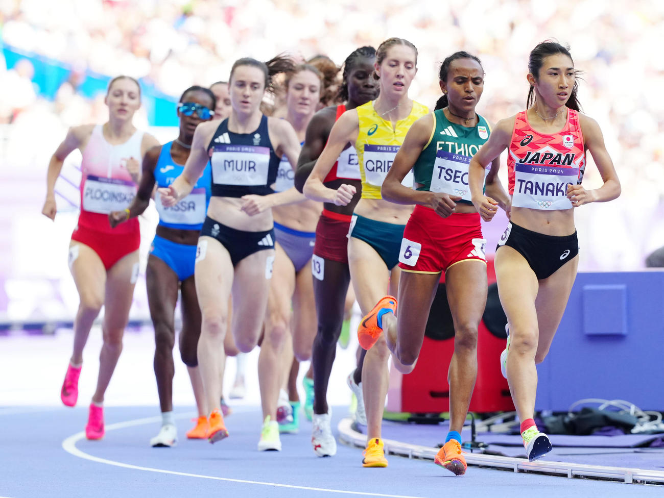 陸上の女子1500メートル予選1組、先頭で周回する田中（右端）（撮影・江口和貴）