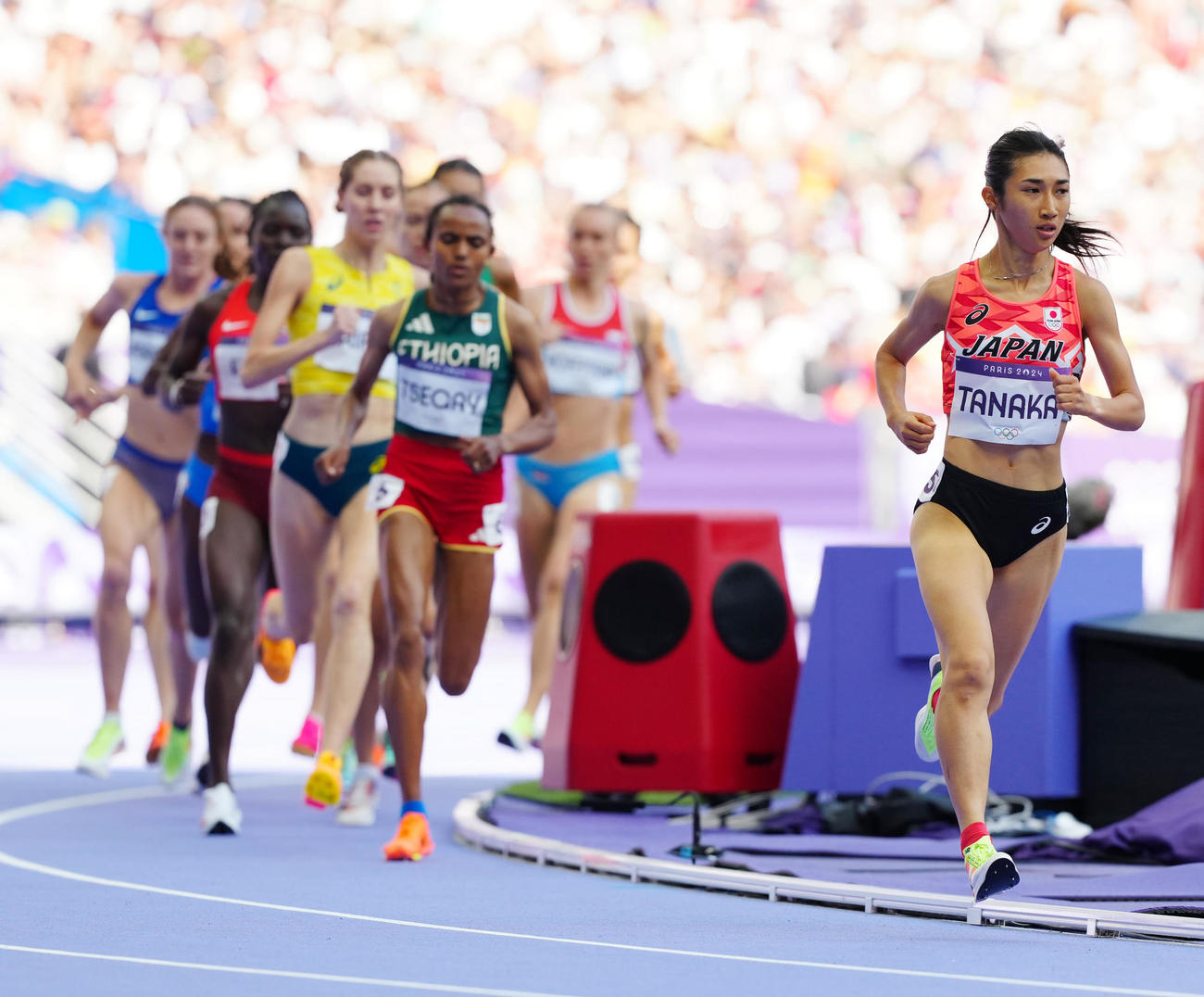 陸上女子1500メートル予選　先頭で周回する田中（右）（撮影・江口和貴）