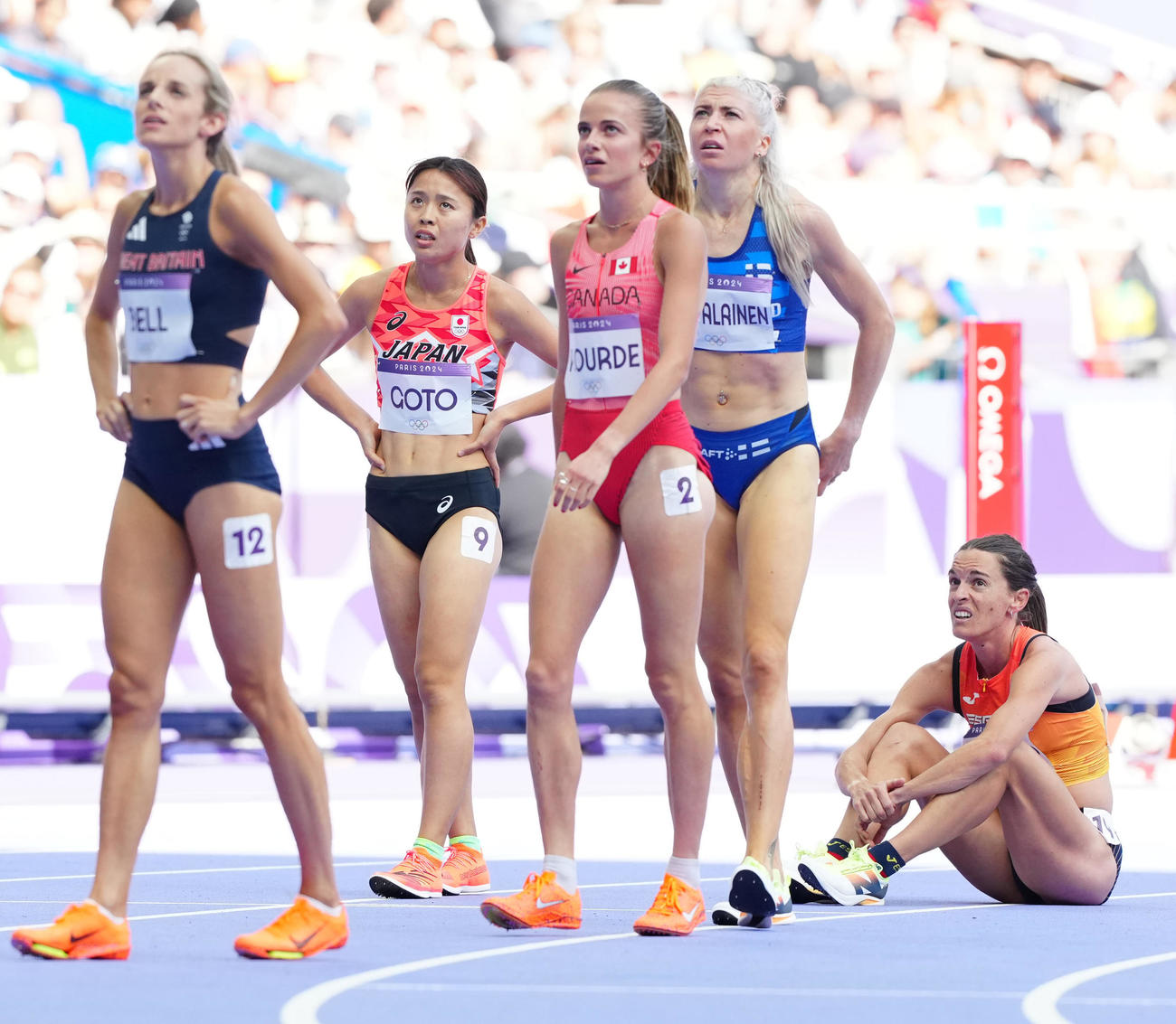 パリ五輪陸上の女子1500メートル予選2組で13着となった後藤（左から2人目）（撮影・江口和貴）