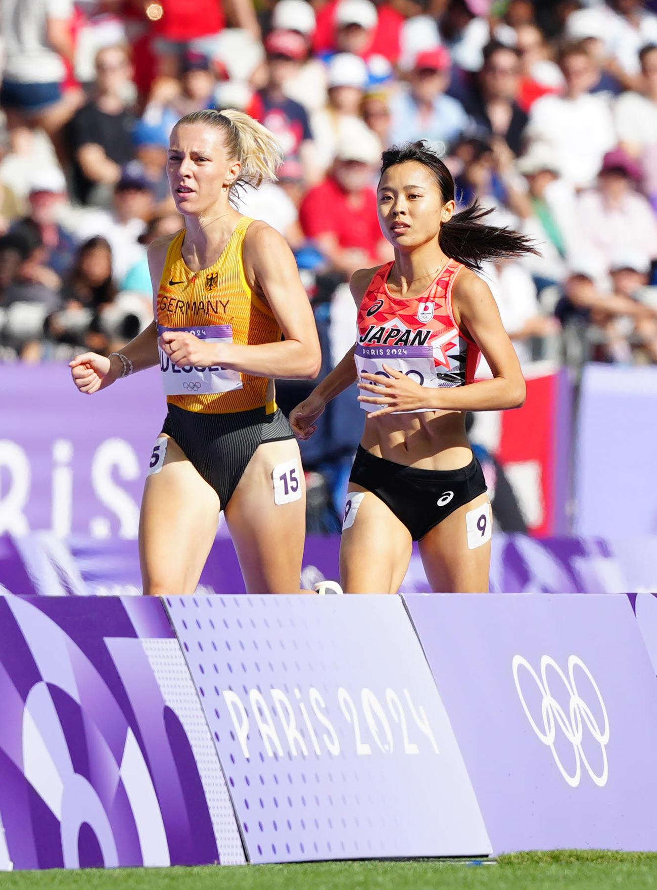 陸上の女子1500メートル予選に臨む後藤（右）（撮影・江口和貴）