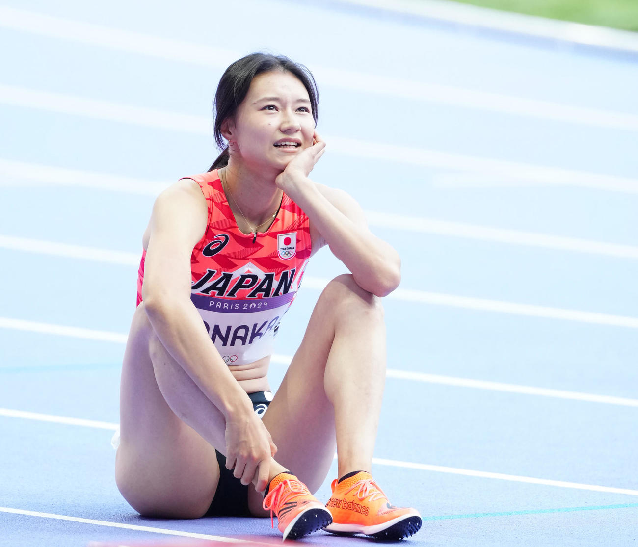パリ五輪陸上の女子100メートル障害予選後、座り込む田中佑（撮影・江口和貴）
