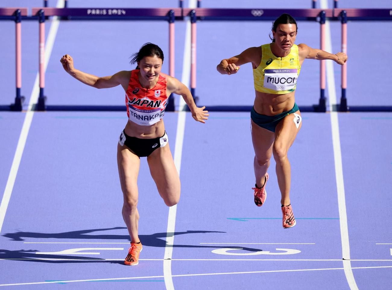 女子100メートル障害予選でゴールする田中佑美（左）（ロイター）
