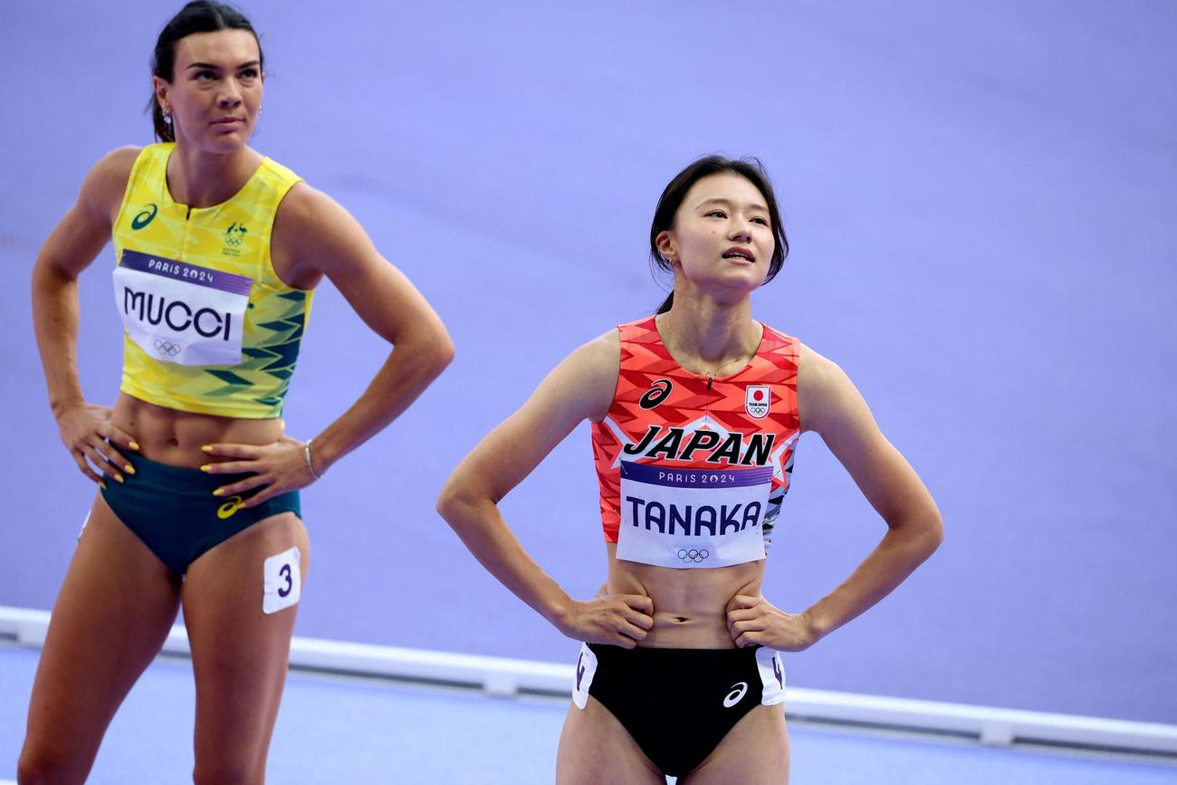 女子100メートル障害予選を終え、結果を待つ田中佑美（左）（ロイター）