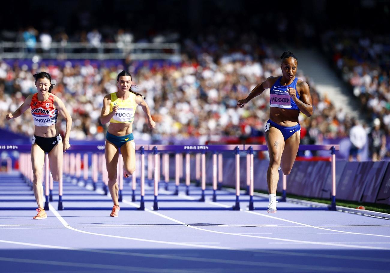 女子100メートル障害予選でゴールする田中佑美（左）（ロイター）