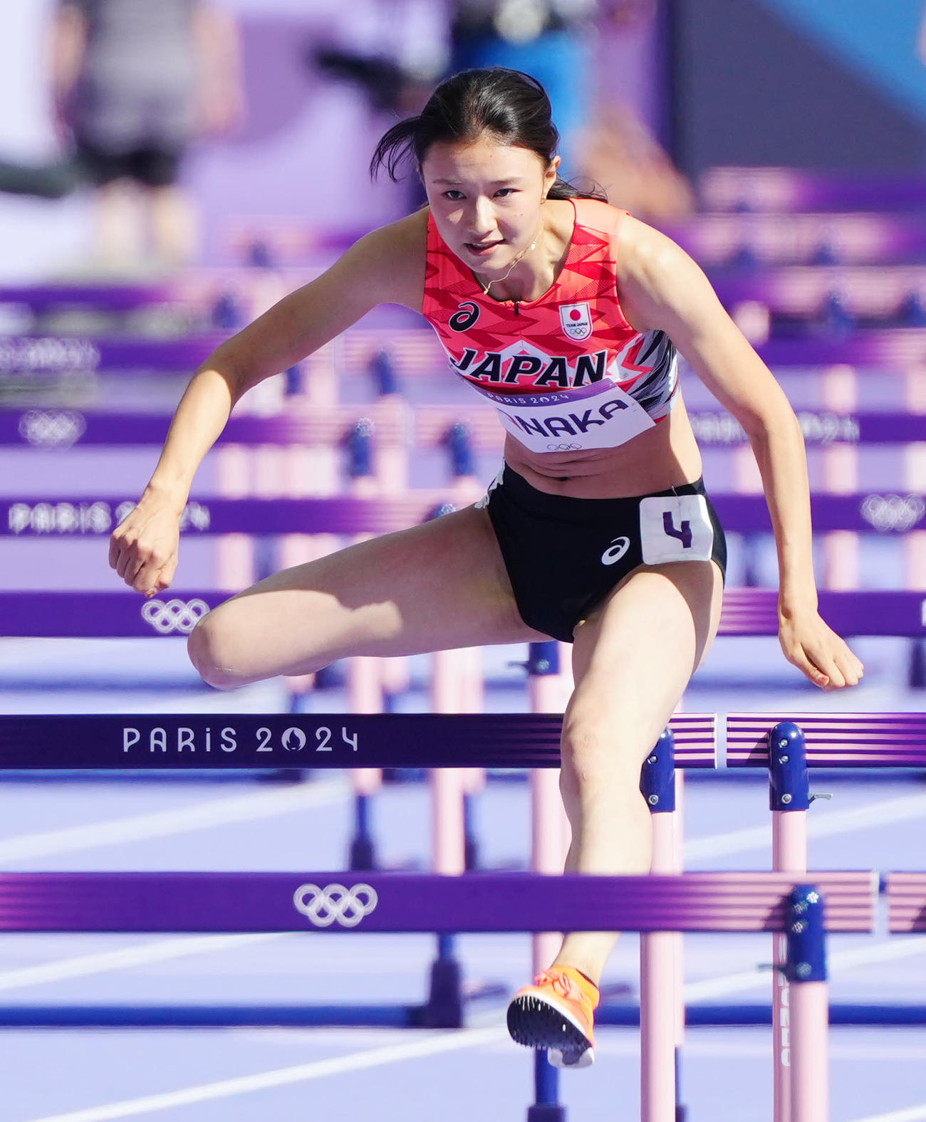 陸上の女子100メートル障害予選に臨む田中佑（撮影・江口和貴）