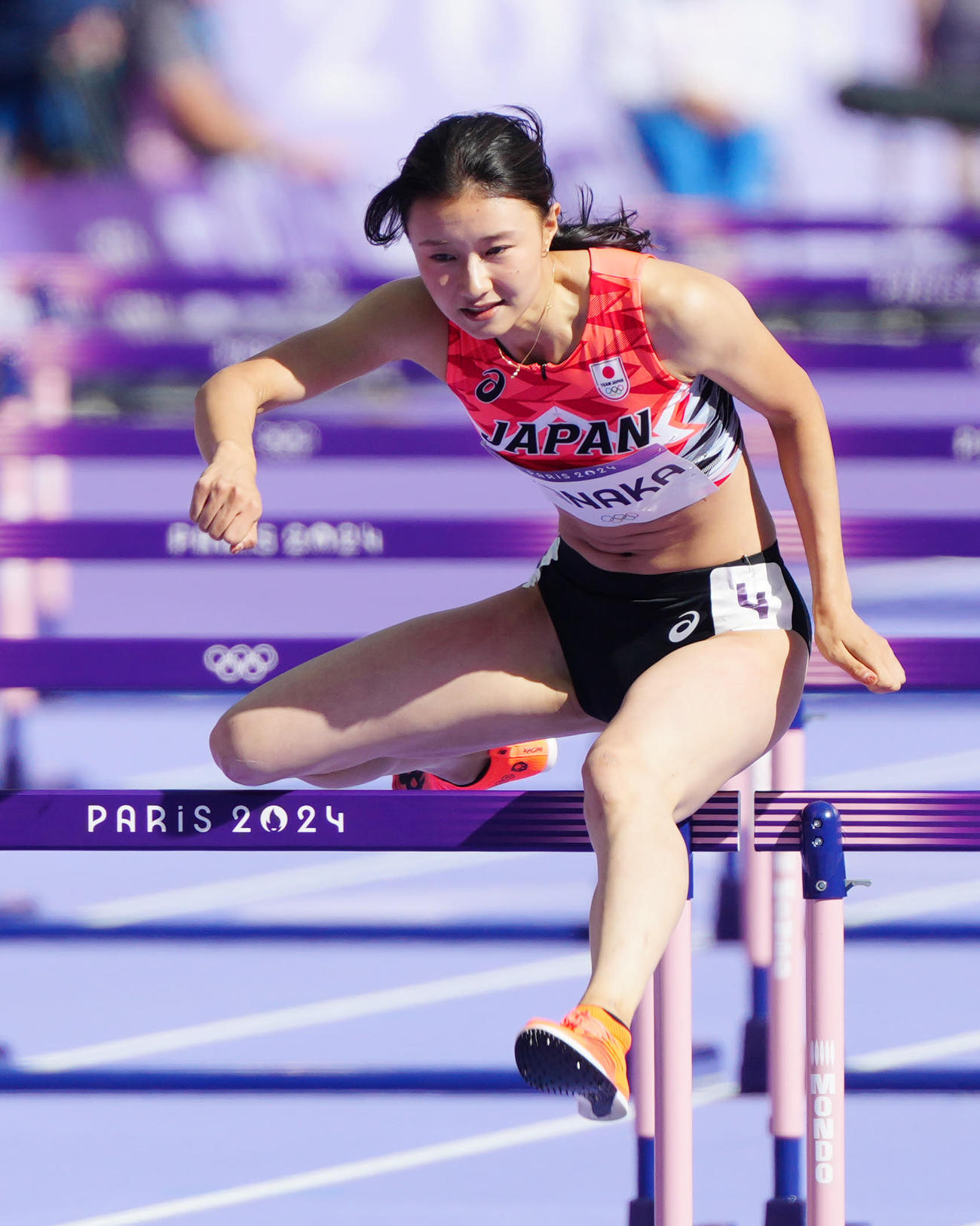 陸上の女子100メートル障害予選に臨む田中佑（撮影・江口和貴）