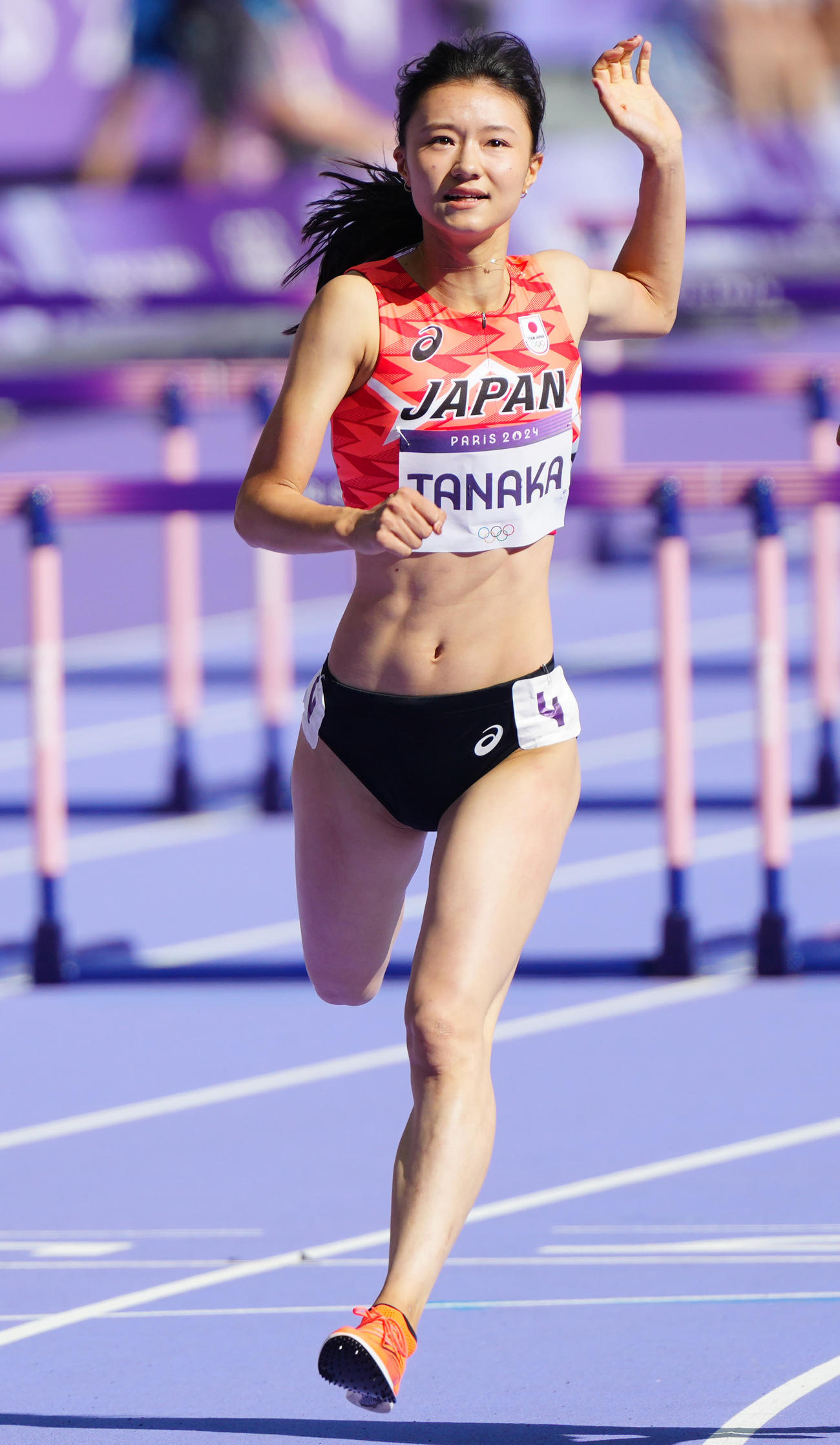 陸上の女子100メートル障害予選2組、5着でフィニッシュする田中佑（撮影・江口和貴）
