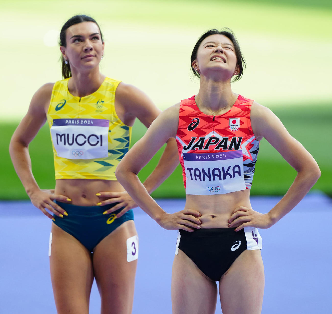 パリ五輪陸上の女子100メートル障害予選後、ビジョンを見つめ厳しい表情の田中佑（右）（撮影・江口和貴）