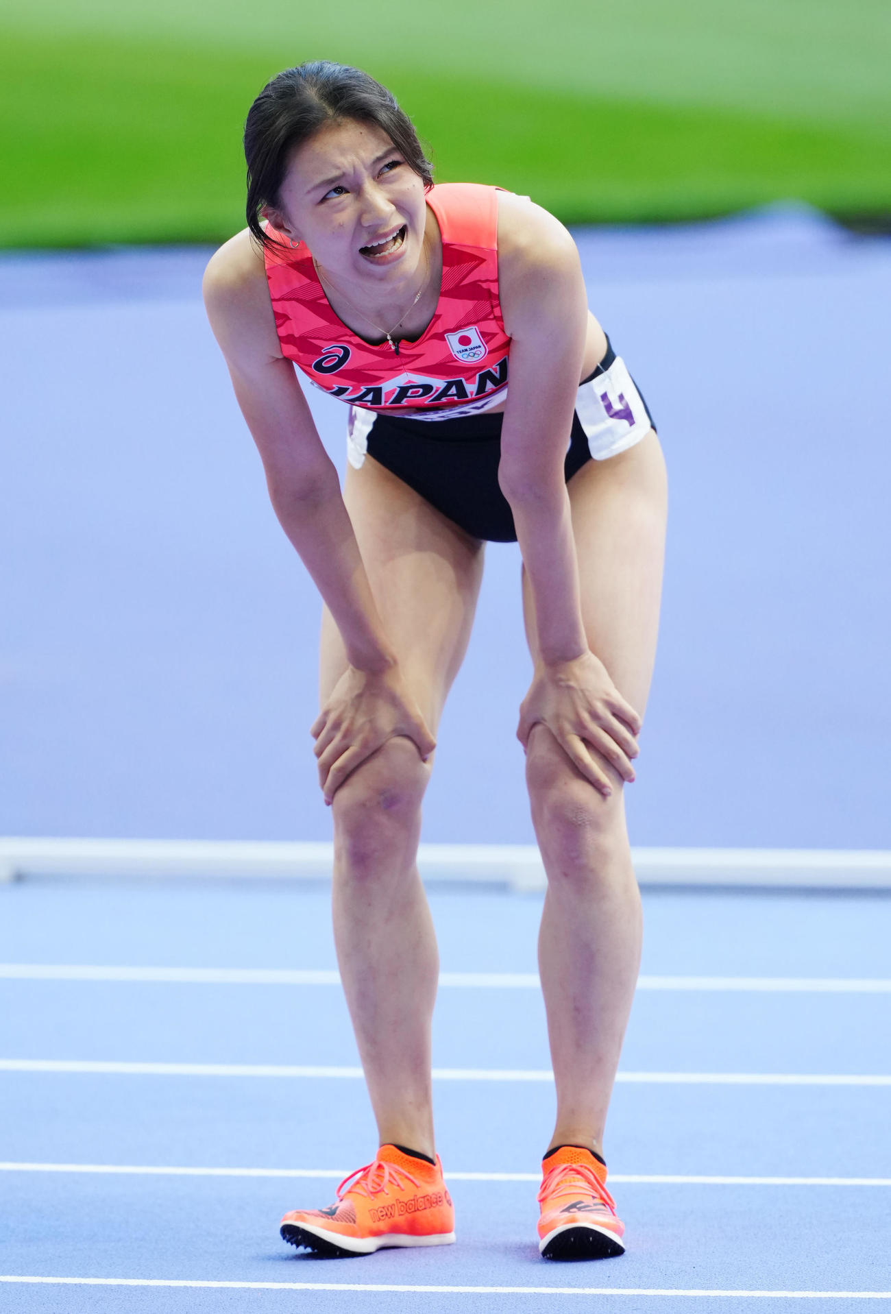 パリ五輪陸上の女子100メートル障害予選後、ビジョンを見つめ厳しい表情の田中佑（撮影・江口和貴）