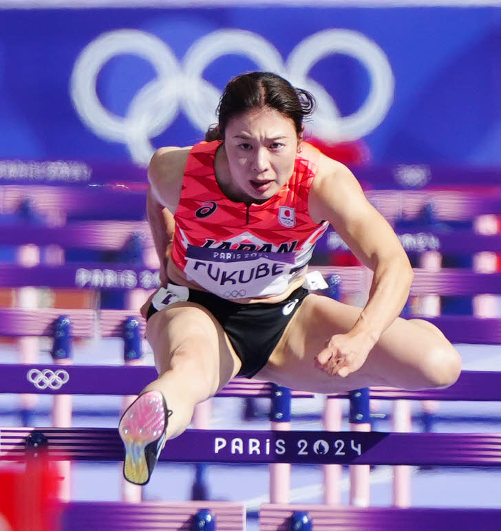 陸上の女子100メートル障害予選に臨む福部（撮影・江口和貴）