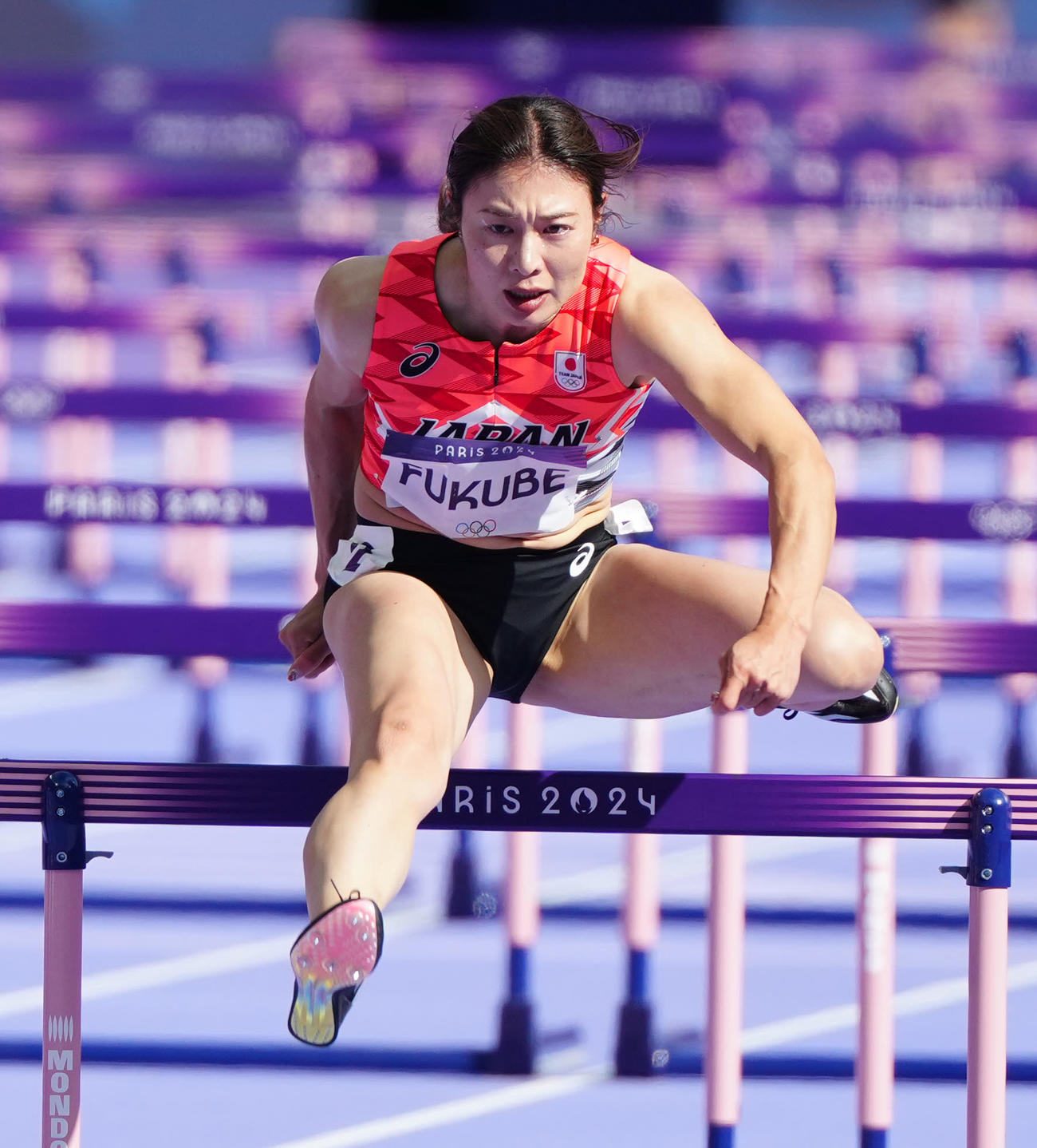 陸上の女子100メートル障害予選に臨む福部（撮影・江口和貴）