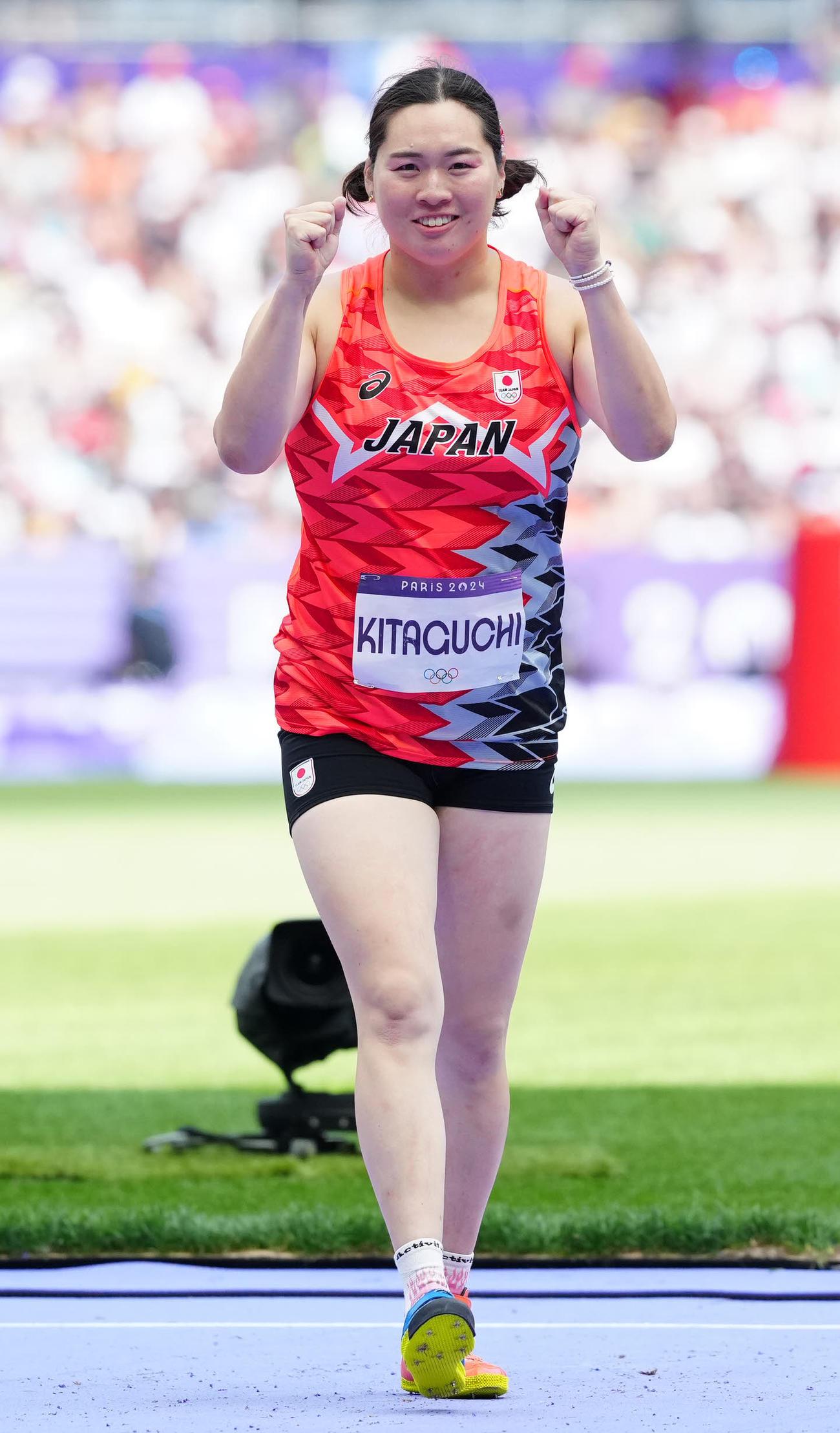 女子やり投げ予選、1投目の試技を終え、ガッツポーズを見せる北口（撮影・江口和貴）