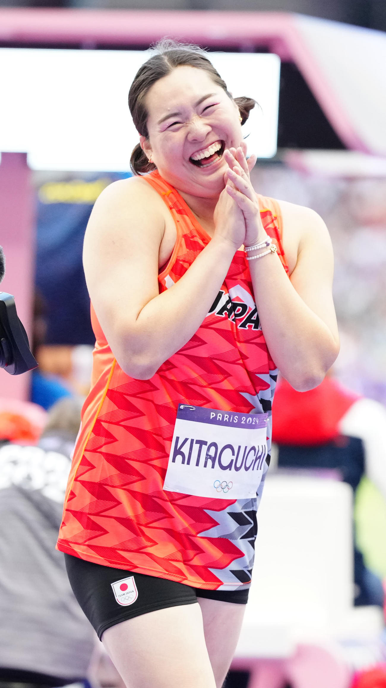 女子やり投げ予選の1投目の試技で決勝進出を決め、笑顔を見せる北口（撮影・江口和貴）