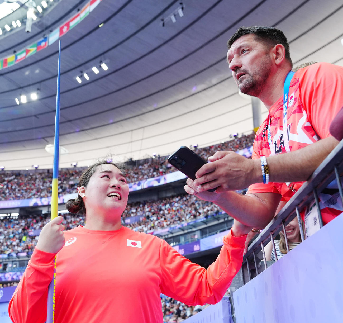 陸上の女子やり投げ予選前、セケラック・コーチ（右）と言葉を交わす北口（撮影・江口和貴）