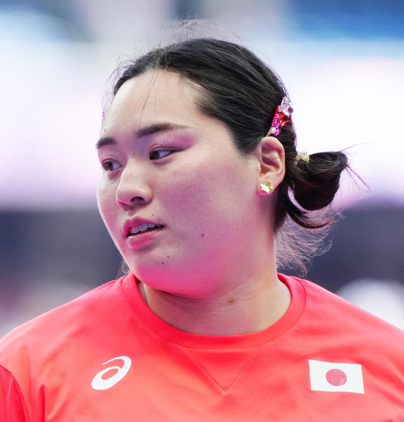 陸上の女子やり投げ予選前、練習に臨む北口（撮影・江口和貴）