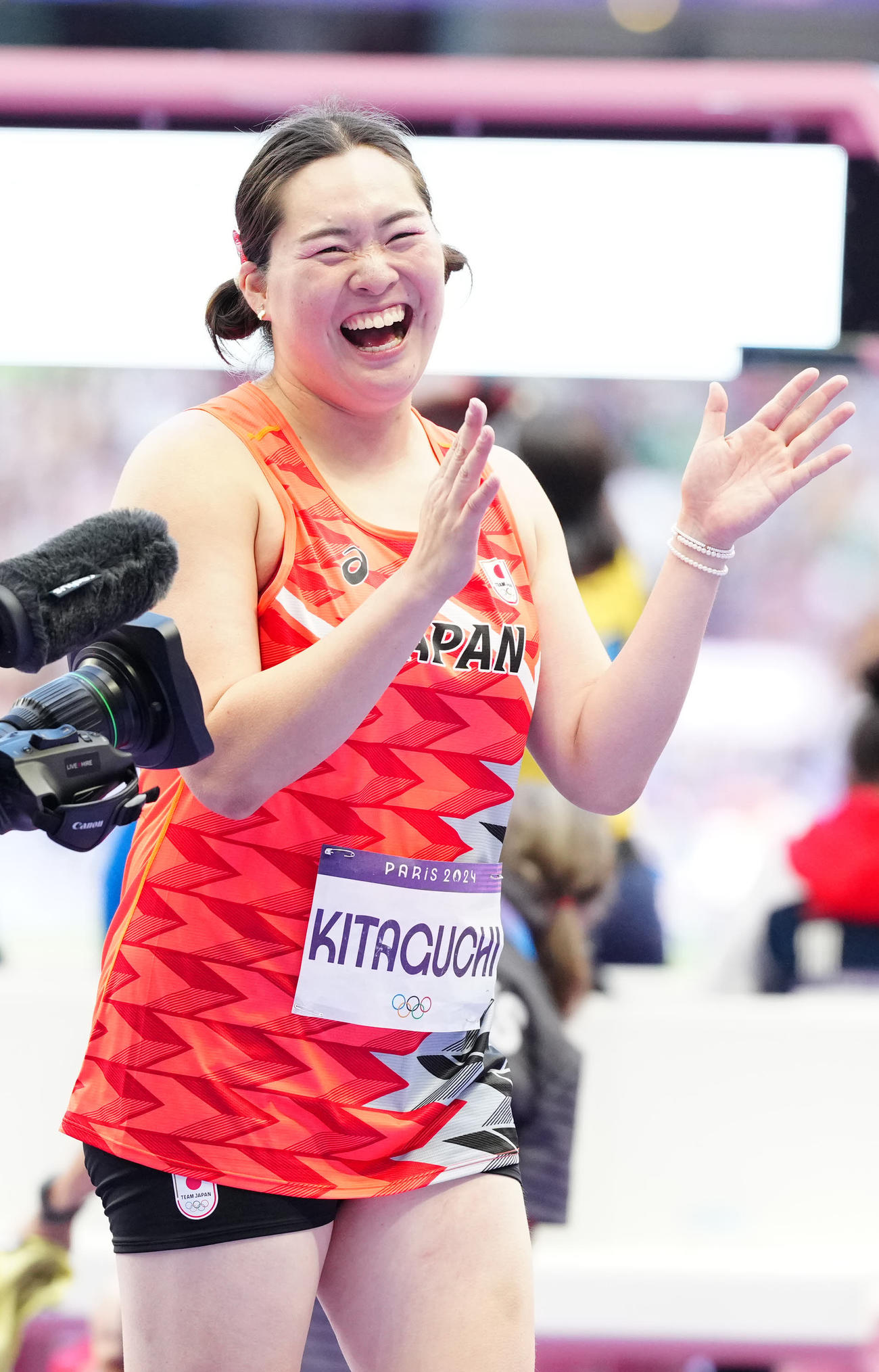 女子やり投げ予選の1投目の試技で決勝進出を決め、笑顔を見せる北口（撮影・江口和貴）