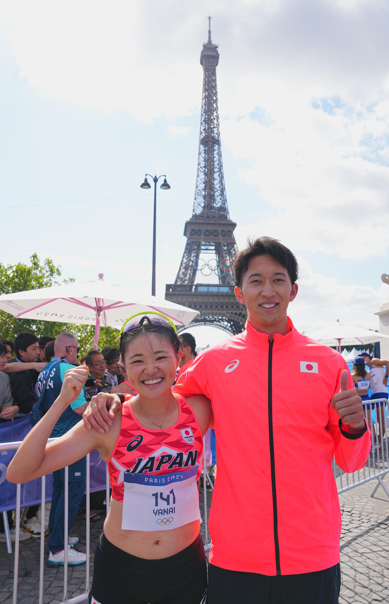 パリ五輪　陸上混合団体競歩、レースを終え笑顔で写真に納まる高橋（右）と柳井（撮影・垰建太）