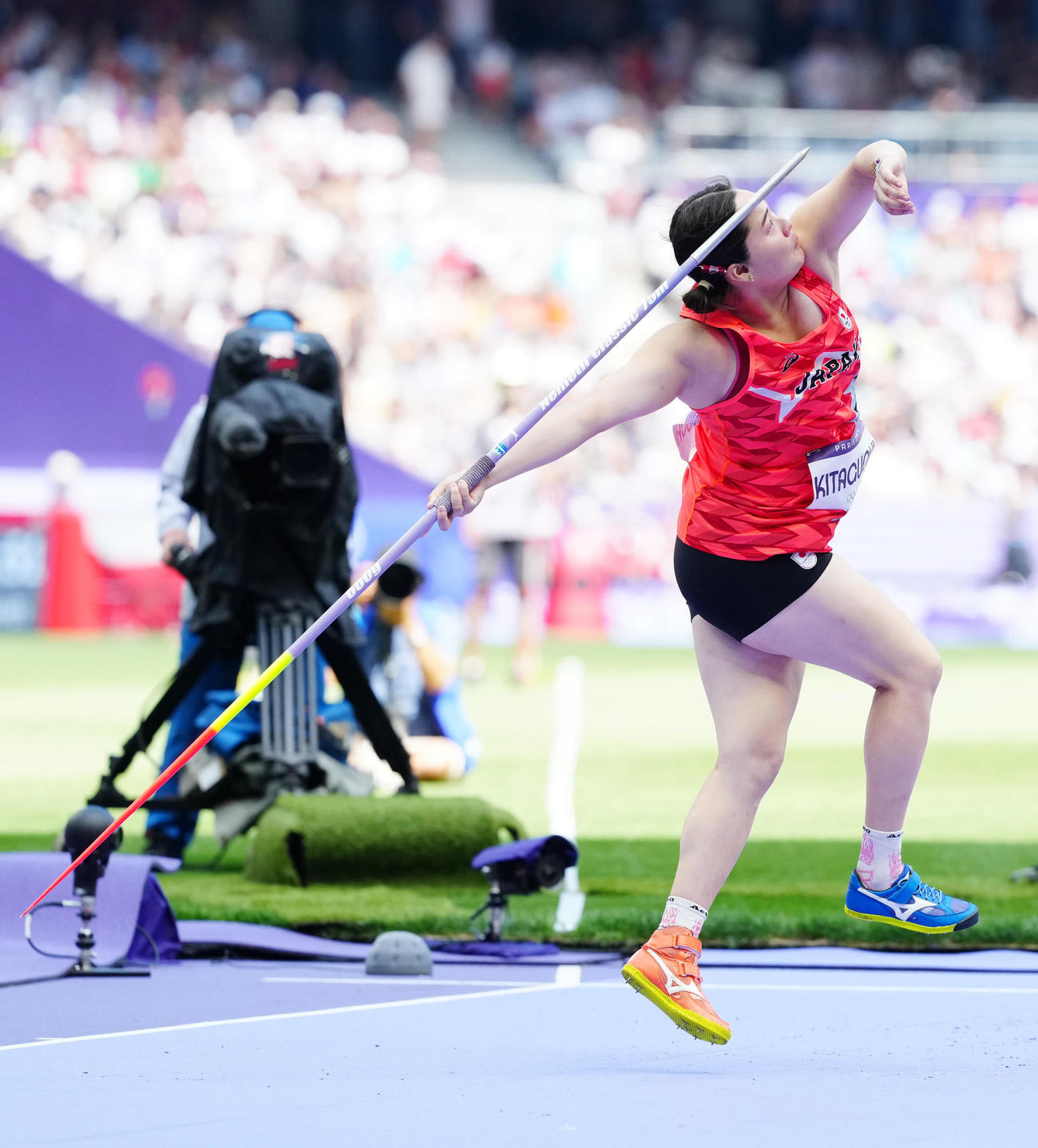 陸上の女子やり投げ予選、1投目の試技を行う北口（撮影・江口和貴）