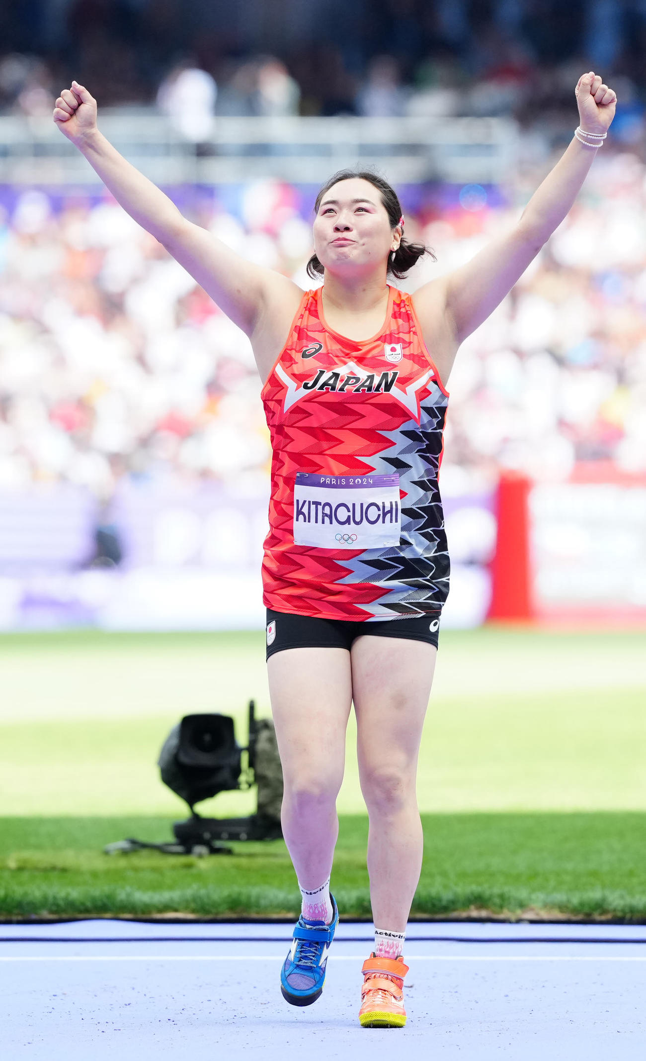 陸上の女子やり投げ予選、1投目の試技を終え、ガッツポーズを見せる北口（撮影・江口和貴）