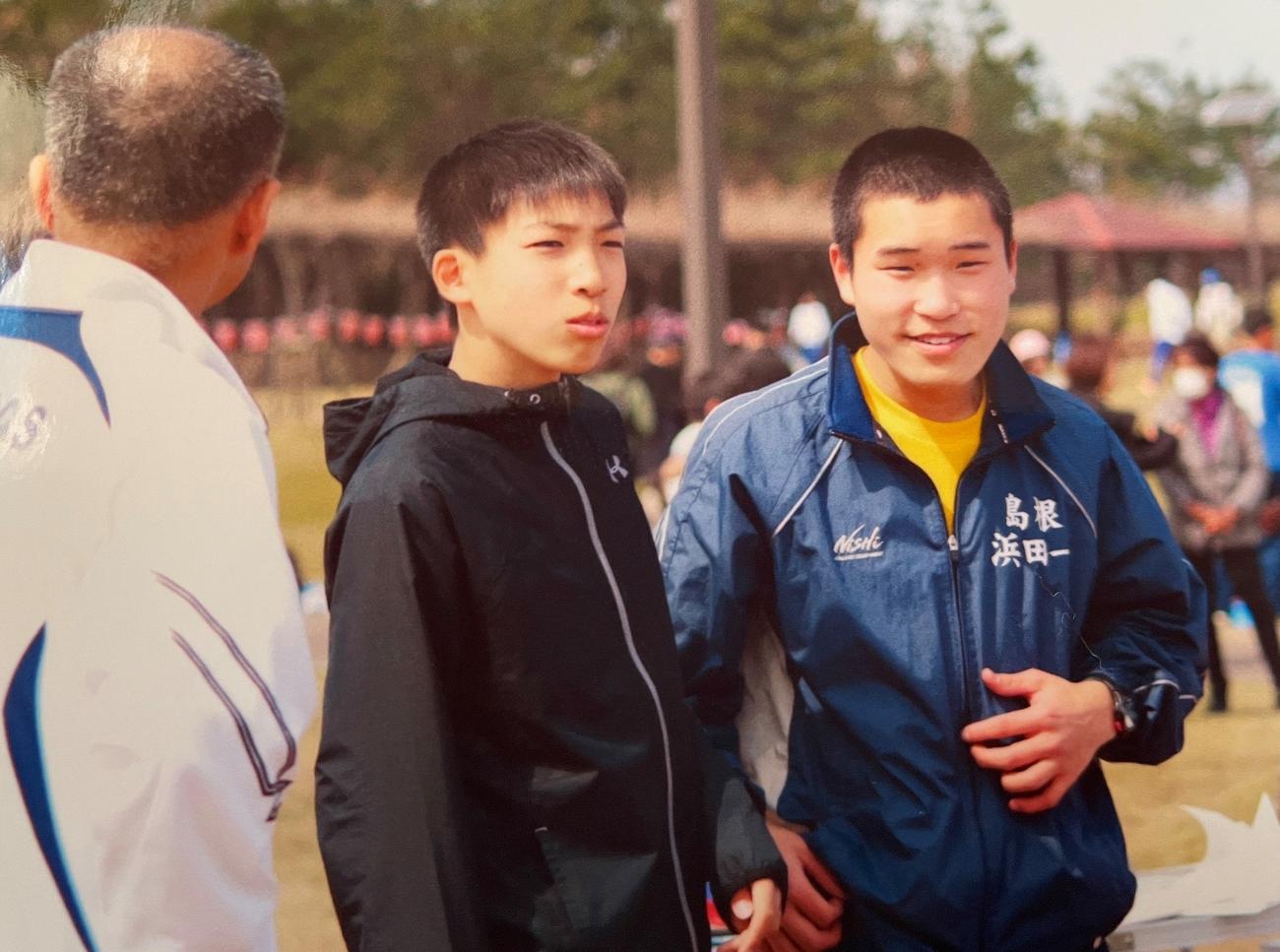浜田ジュニア陸上教室のメンバーだった中学時代の三浦龍司（左）と橋ケ迫樹さん（橋ケ迫さん提供）