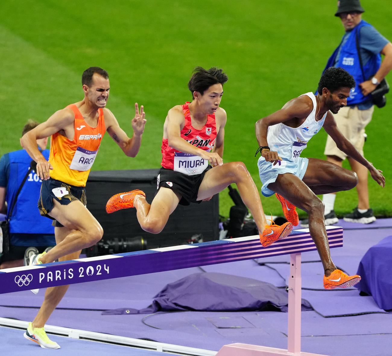 男子3000メートル障害決勝に臨む三浦（中央）（撮影・江口和貴）