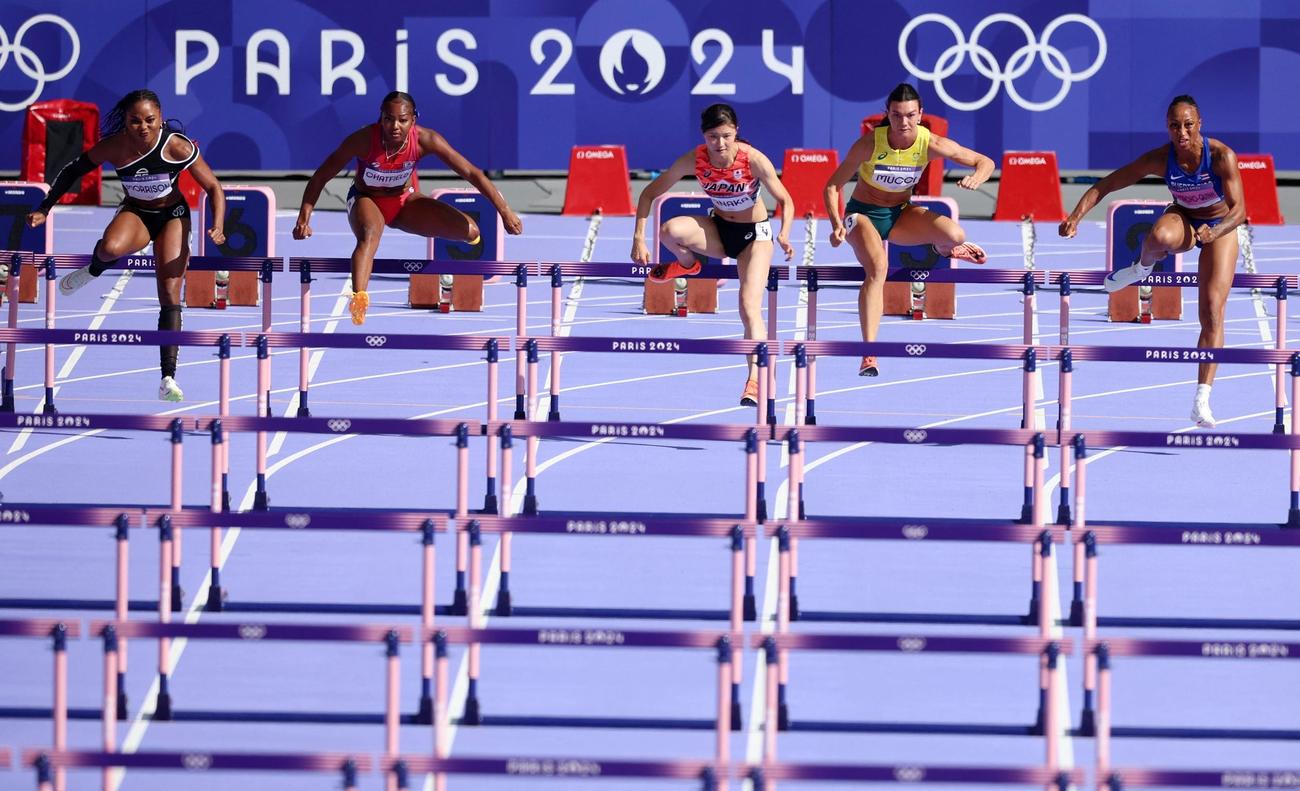 女子100メートル障害予選に臨む田中佑美（中央）（ロイター）