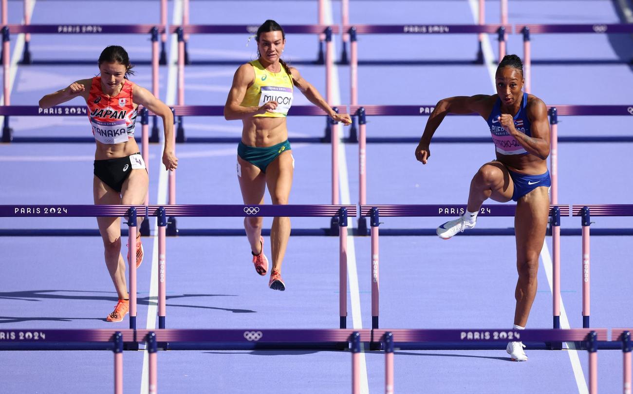 女子100メートル障害予選に臨む田中佑美（左）（ロイター）