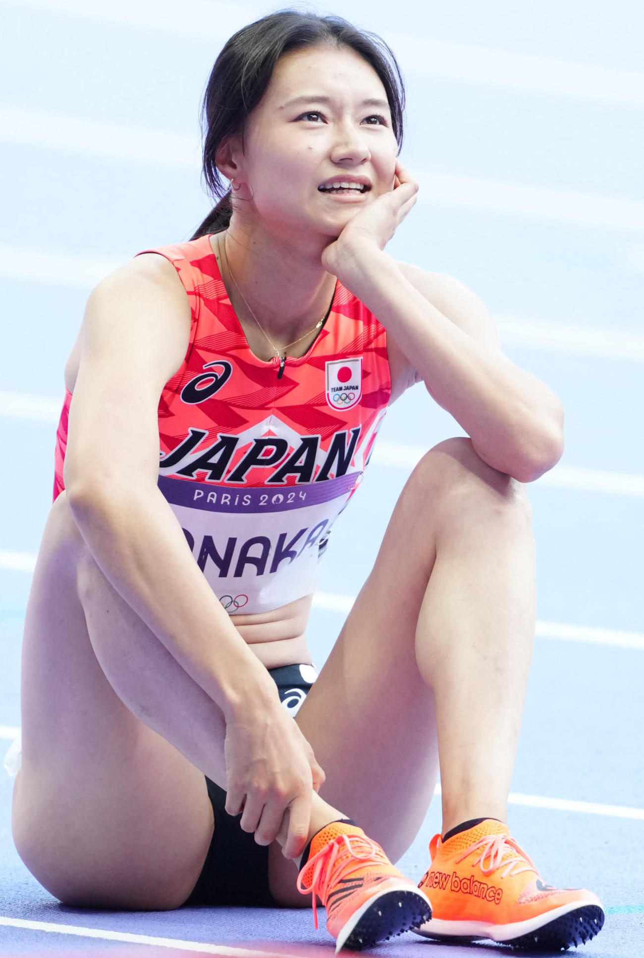 パリ五輪陸上の女子100メートル障害予選後、座り込む田中佑美（2024年8月7日撮影）