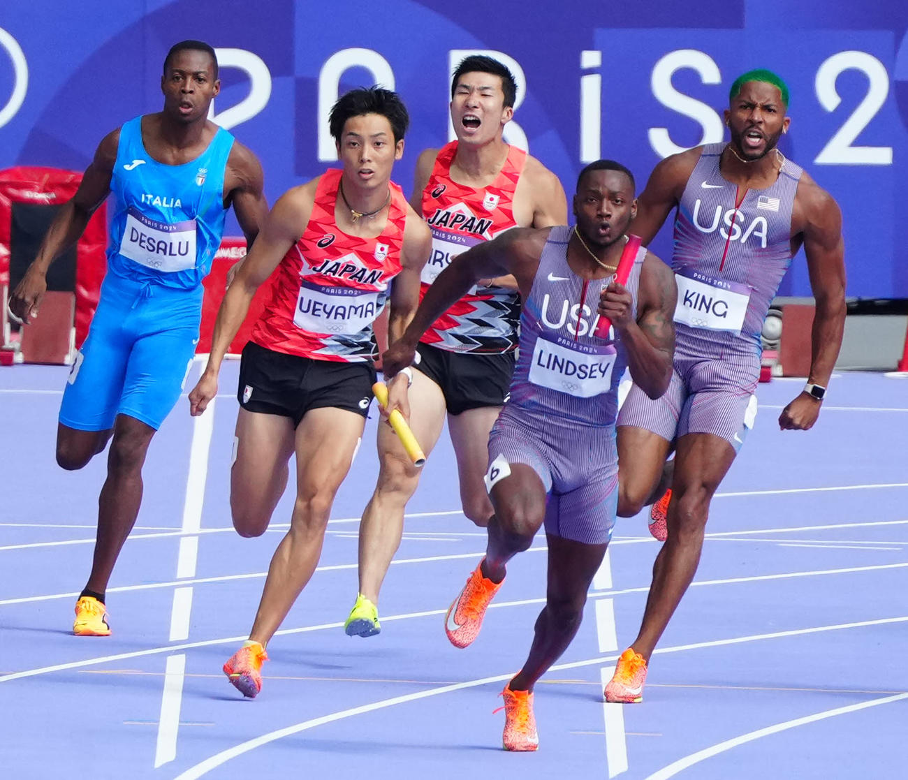 男子400メートルリレー予選で3走の桐生（中央）からバトンを受け取る4走の上山（撮影・江口和貴）