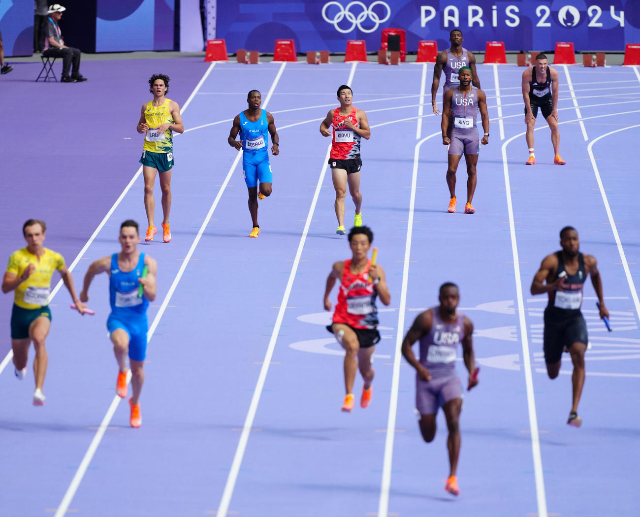 陸上の男子400メートルリレー予選に臨んだ3走の桐生（後方左から3人目）。手前中央は4走の上山（撮影・江口和貴）