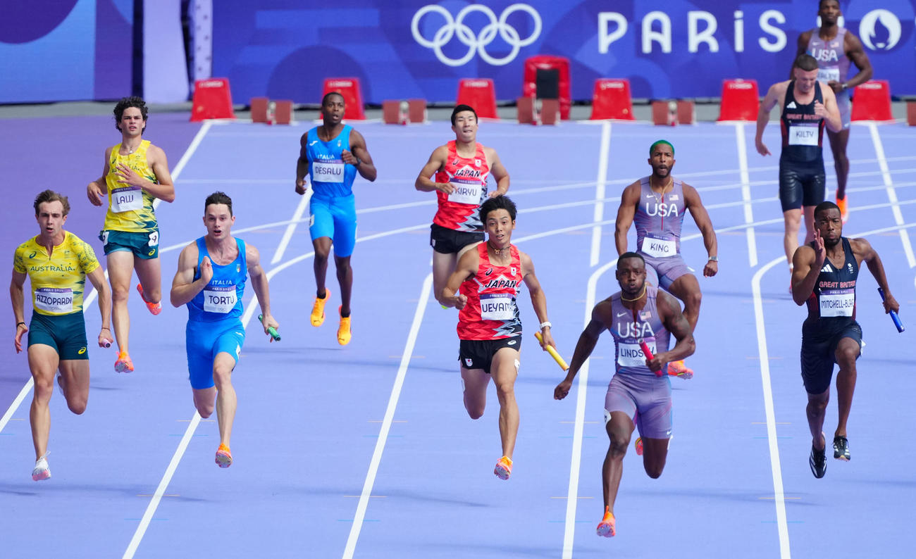 男子400メートルリレー予選でフィニッシュに向かう4走の上山（中央）。後方中央は3走の桐生（撮影・江口和貴）