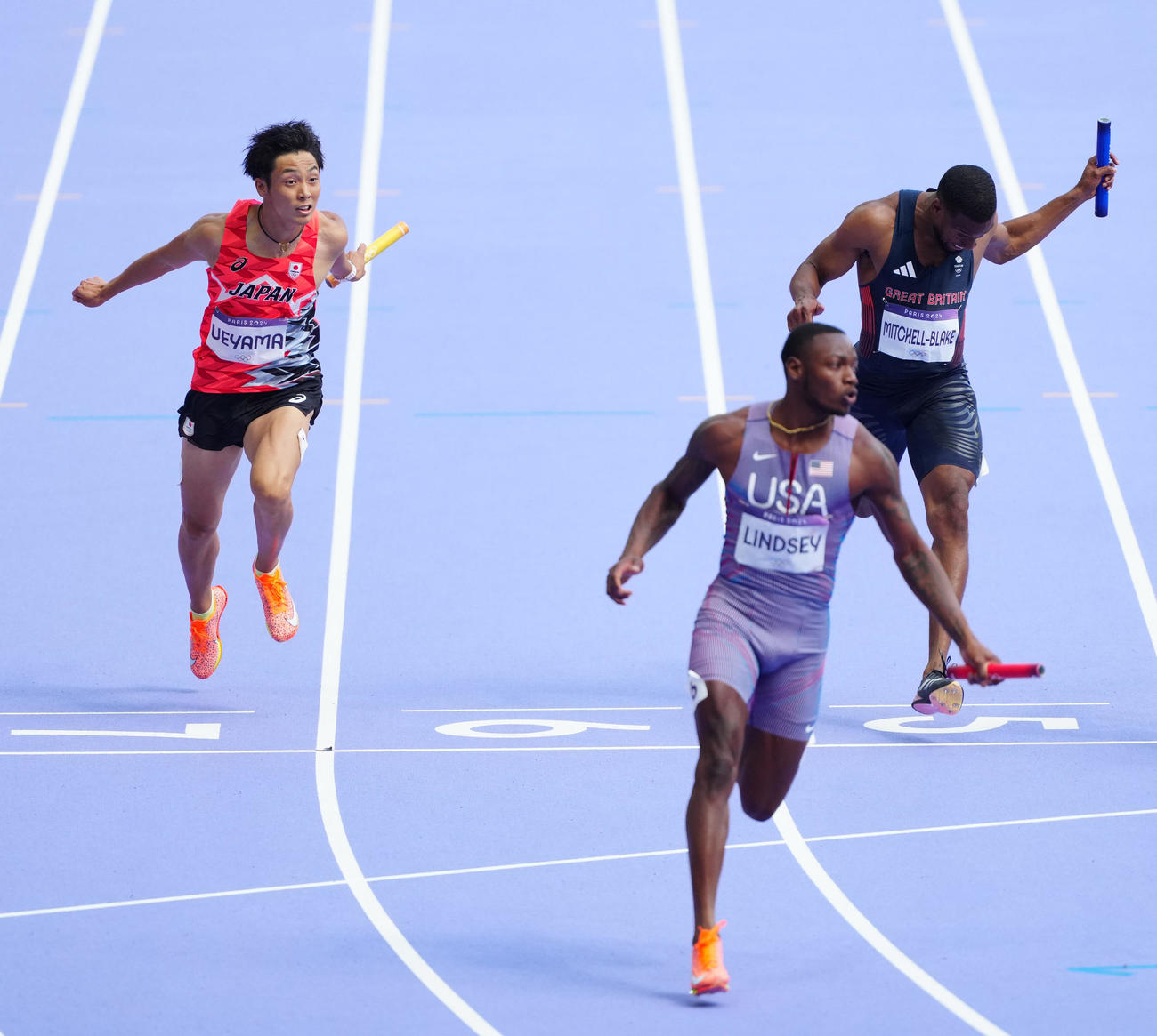 男子400メートルリレー予選でフィニッシュする4走の上山（左）（撮影・江口和貴）
