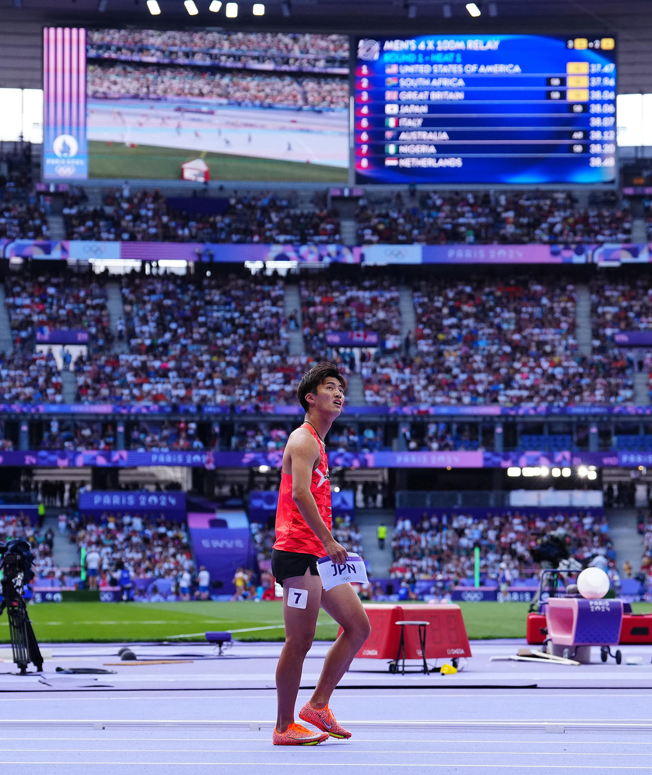 陸上男子400メートルリレー予選、予選を終え電光掲示板を見つめる柳田（撮影・垰建太）