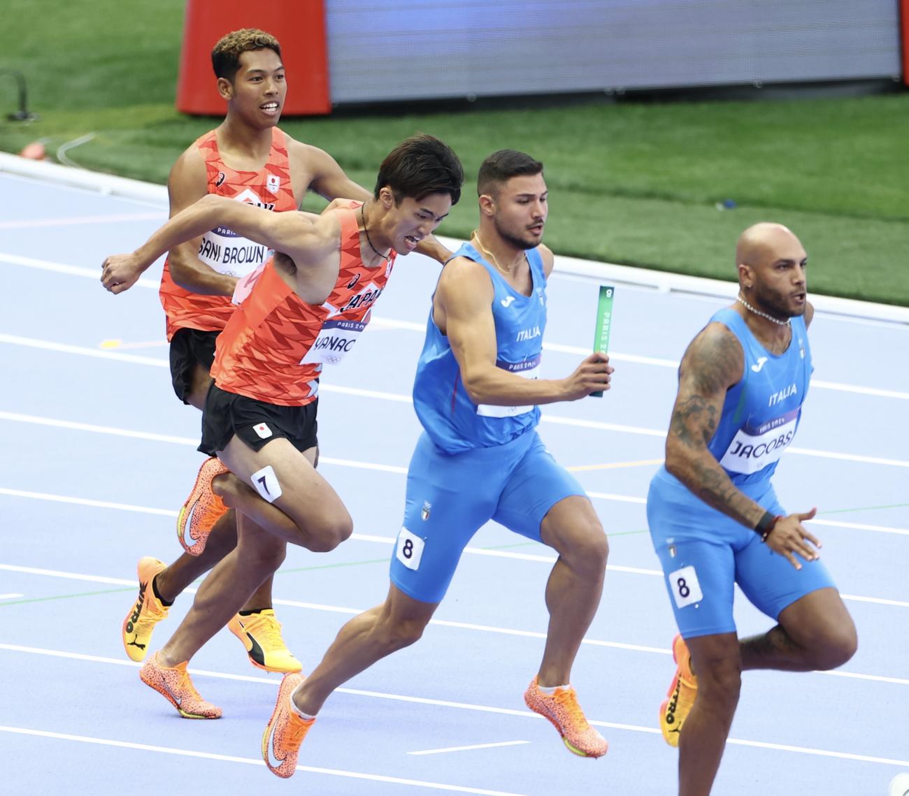 男子400メートルリレー予選、1走サニブラウン（左）からバトンを受ける2走柳田（撮影・河田真司）