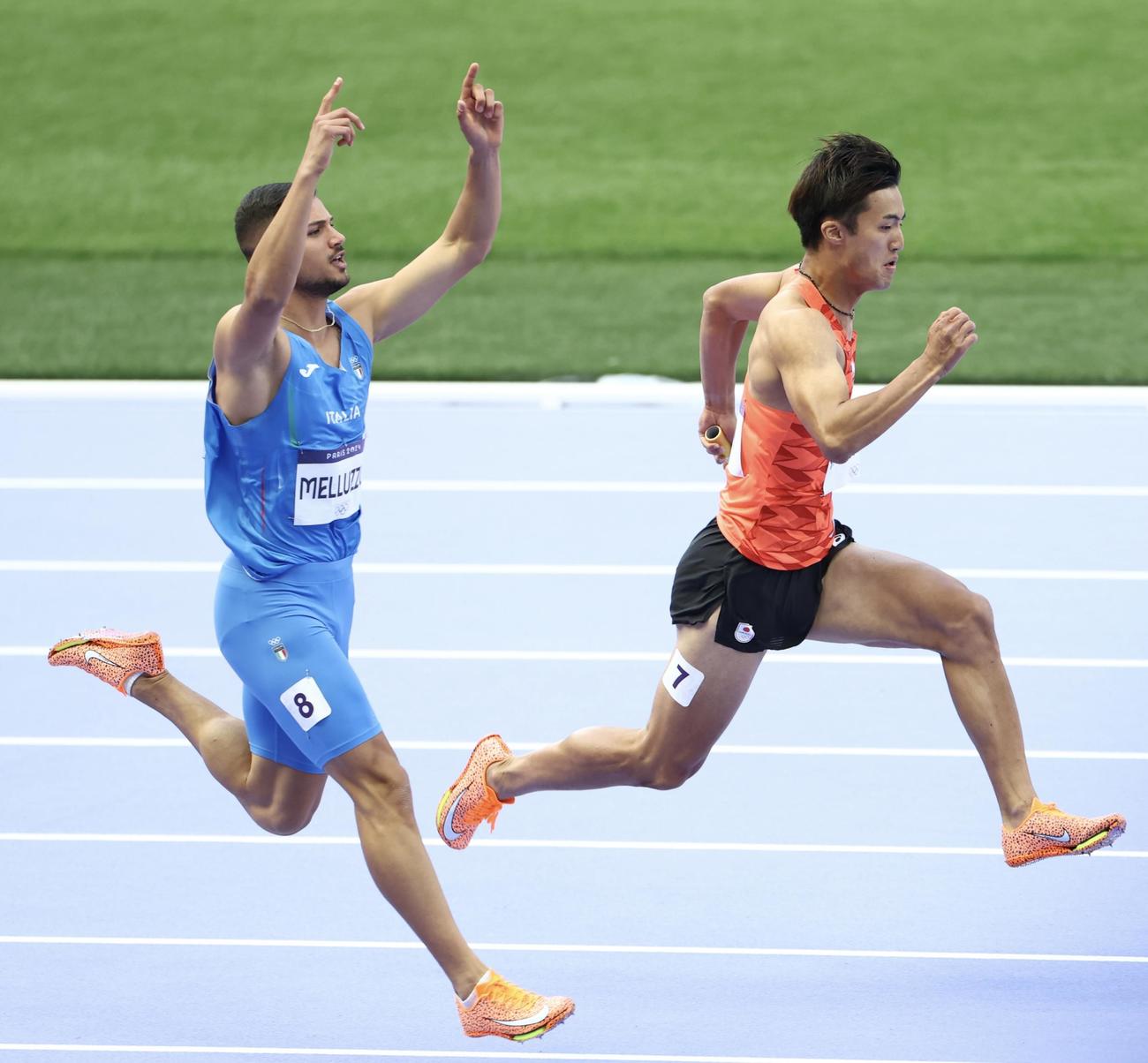 男子400メートルリレー予選　2走の柳田（右）（撮影・河田真司）