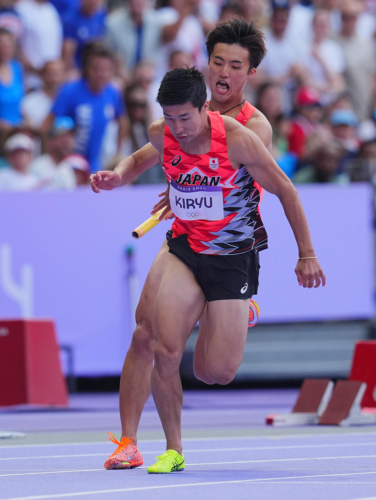陸上男子400メートルリレー予選、2走柳田（後方）は3走桐生にバトンを渡す（撮影・垰建太）