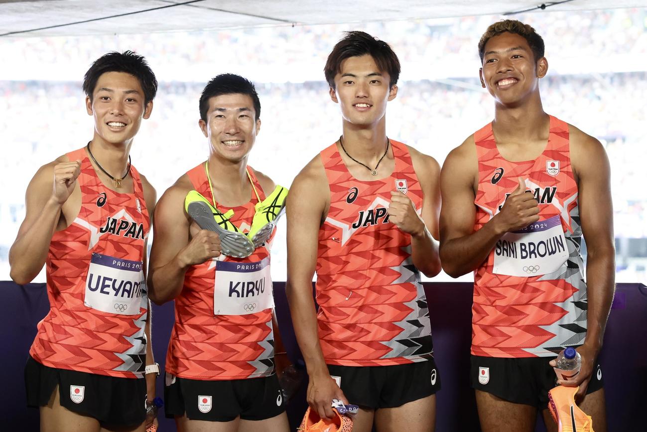 男子400メートルリレー予選を通過しガッツポーズする、左から上山、桐生、柳田、サニブラウン（撮影・河田真司）
