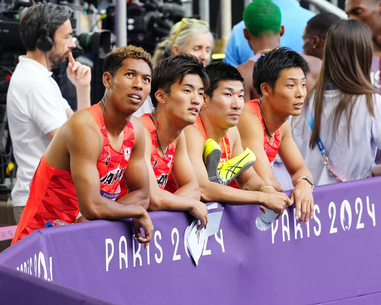 男子400メートルリレー予選1組に臨み、2組目のレースを待つ日本の選手たち。左からサニブラウン、柳田、桐生、上山（撮影・江口和貴）