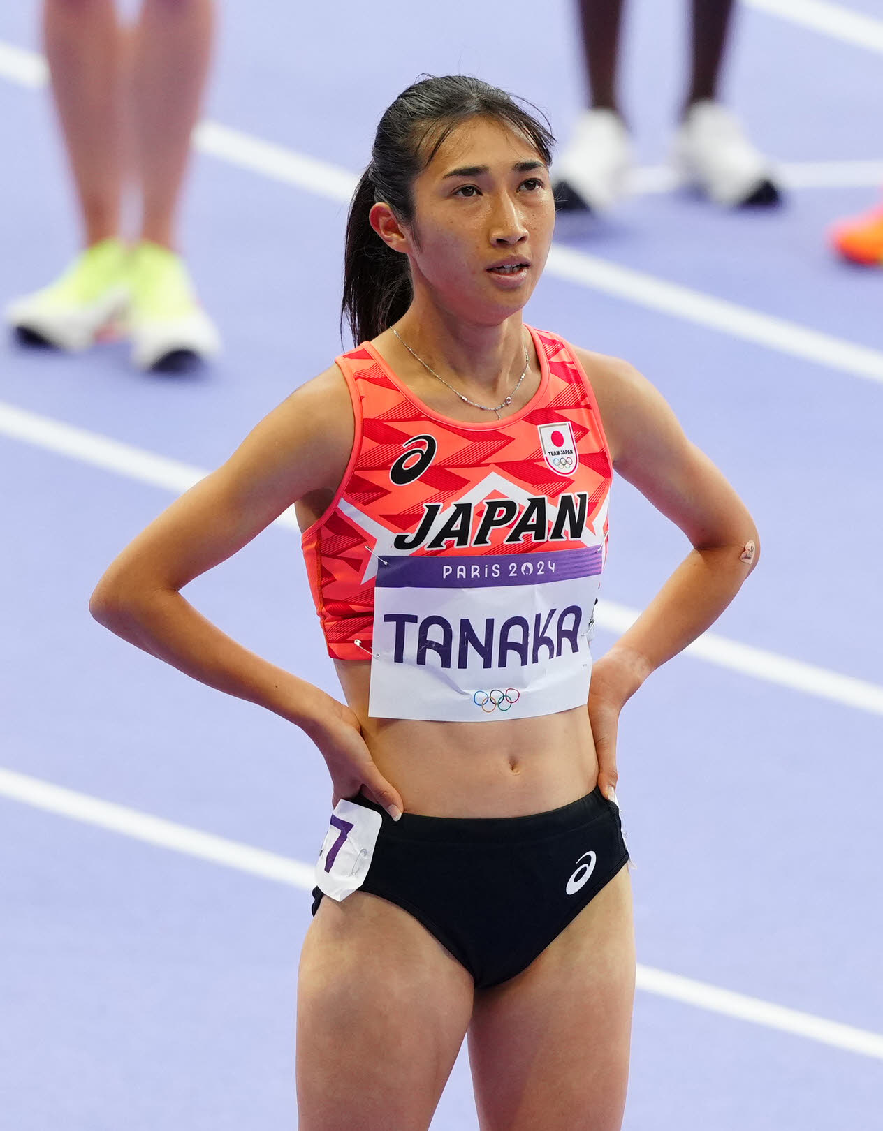 女子1500メートル準決勝でゴール後、ビジョンを見つめる田中希（撮影・江口和貴）