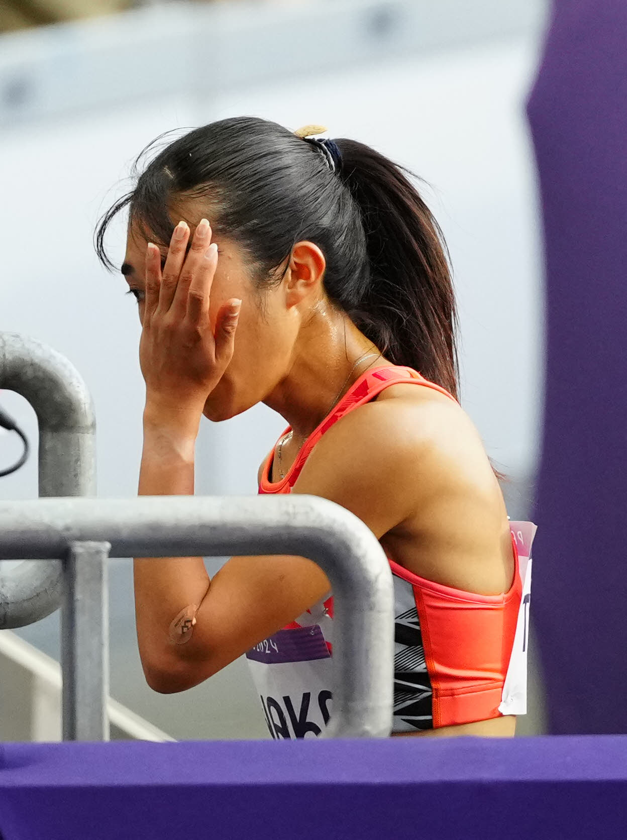 女子1500メートル準決勝後、涙をぬぐう田中希（撮影・江口和貴）