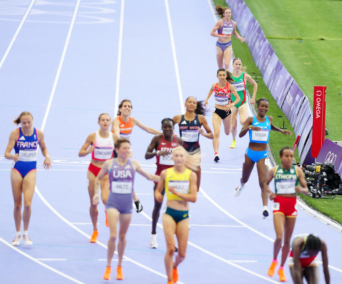 女子1500メートル準決勝2組で11位となった田中希（後方から3人目）（撮影・江口和貴）