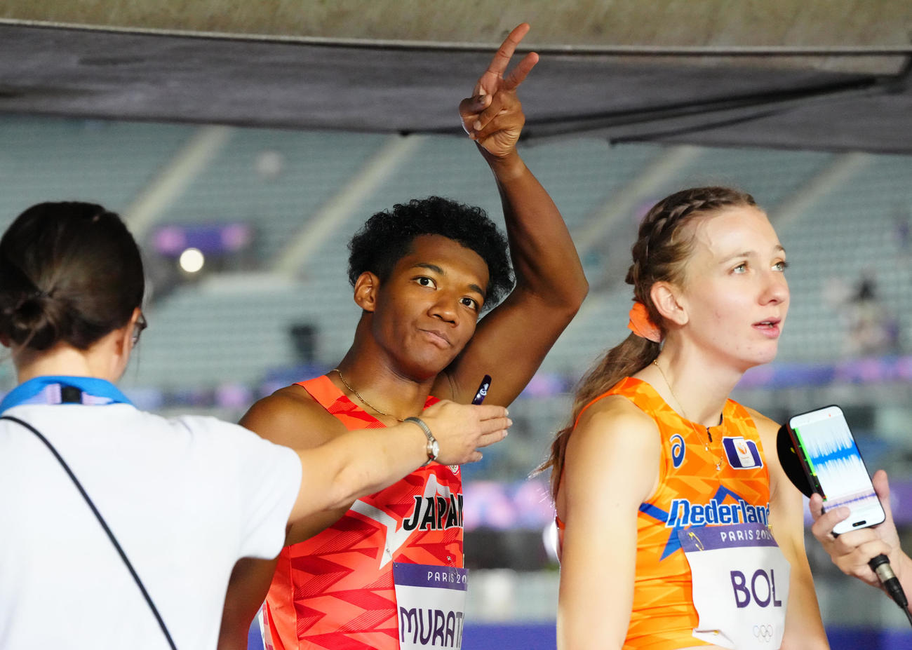 男子110メートル障害決勝で5位となり、ピースサインを見せる村竹（中央）。右は女子400メートル障害で3位となったオランダのボル（撮影・江口和貴）